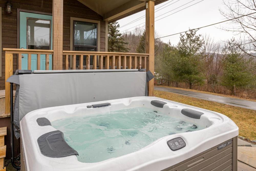 Tiny House Big Adventures! 399 Square Ft House In Boone Pet Friendly, Hot Tub, Perfect Getaway! Blowing Rock Exterior photo